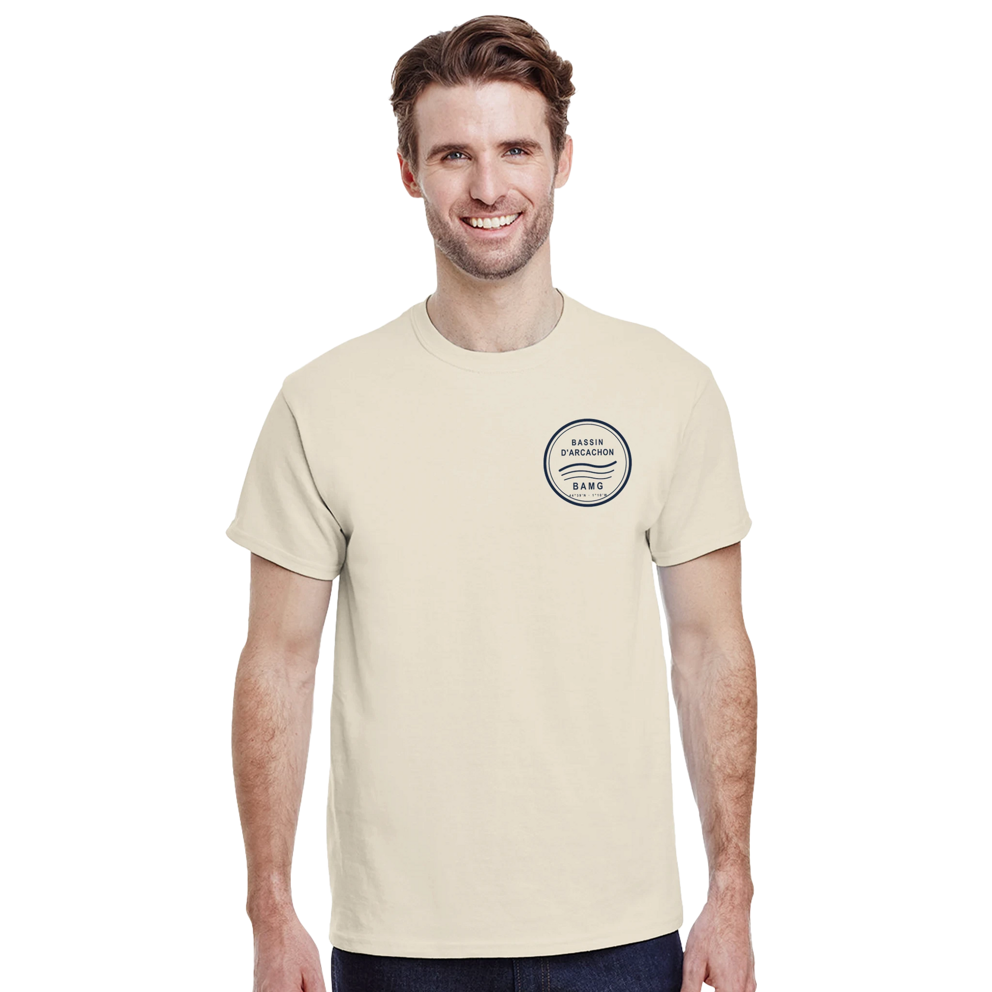 T-shirt Emblème Sable BAMG — vue de face sur fond blanc