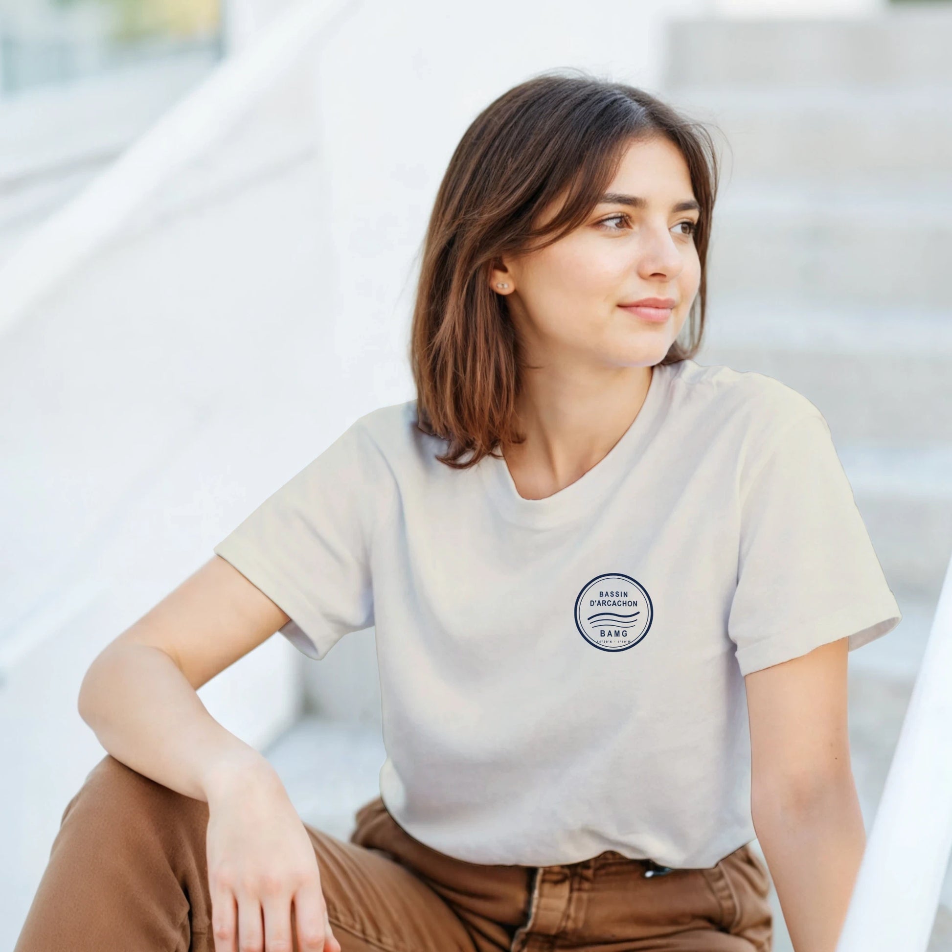 Femme portant le T-shirt Emblème Sable BAMG — vue de face