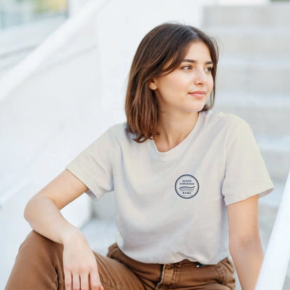 Femme portant le T-shirt Emblème Sable BAMG — vue de face