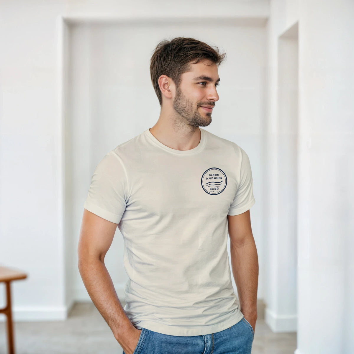 Homme portant le T-shirt Emblème Sable BAMG en extérieur
