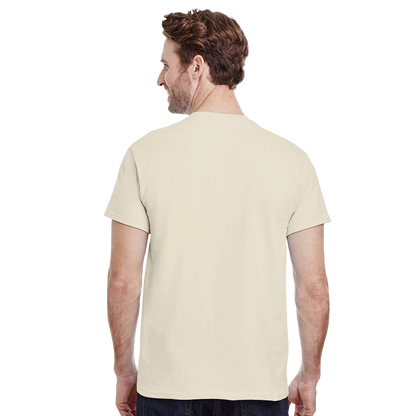 Homme portant le T-shirt Emblème Sable BAMG — vue de dos