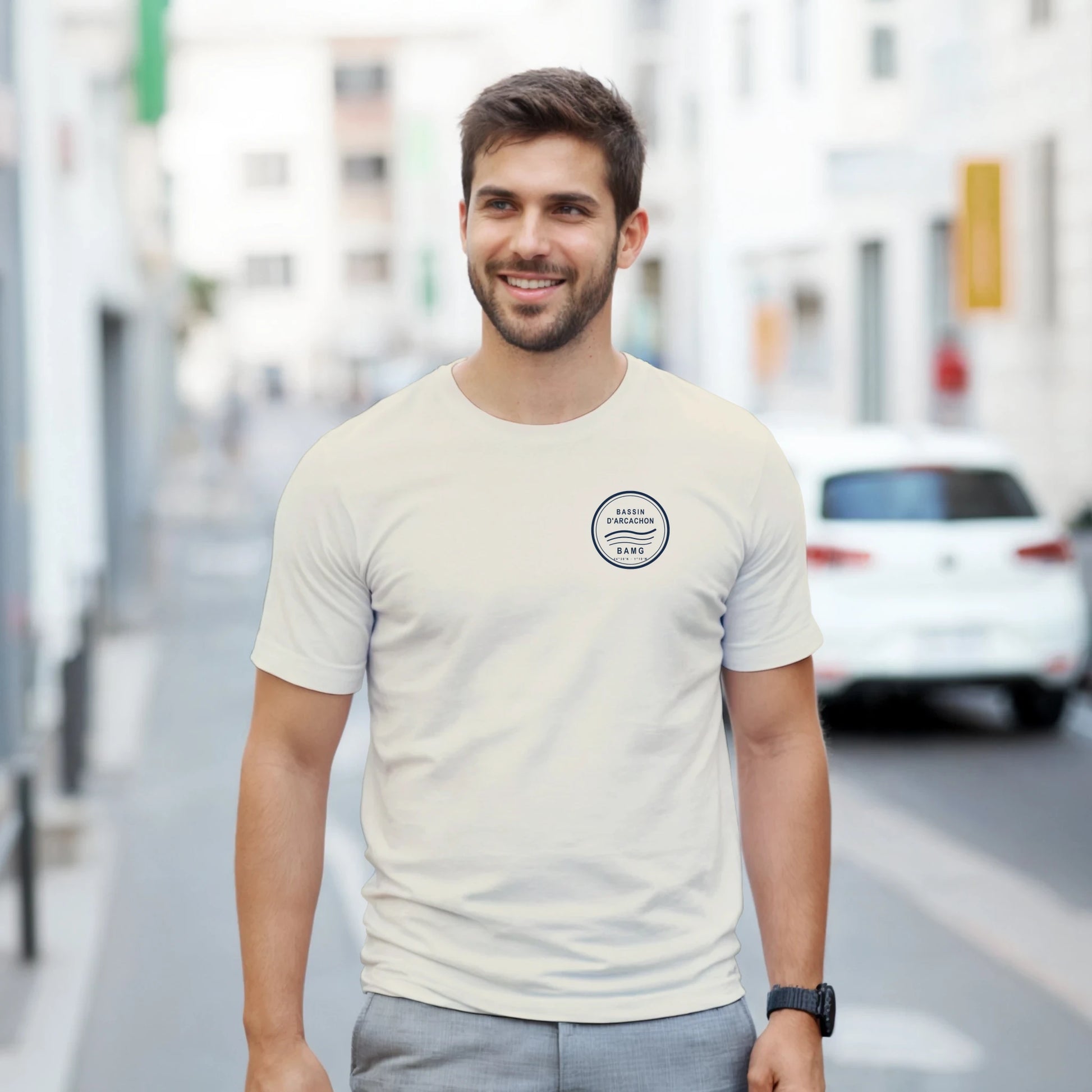 Homme portant le T-shirt Emblème Sable BAMG en ville — vue de face