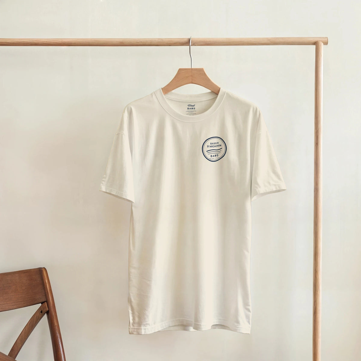 T-shirt Emblème Sable BAMG suspendu sur cintre