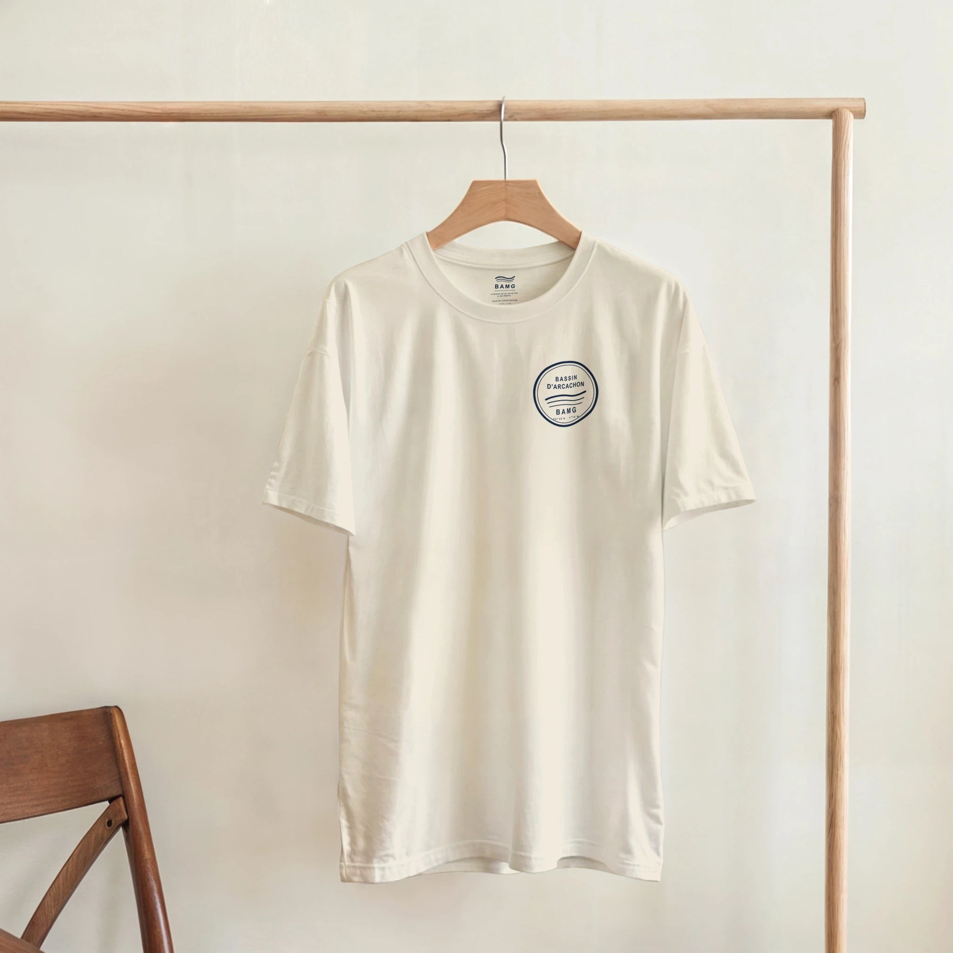 T-shirt Emblème Sable BAMG suspendu sur cintre