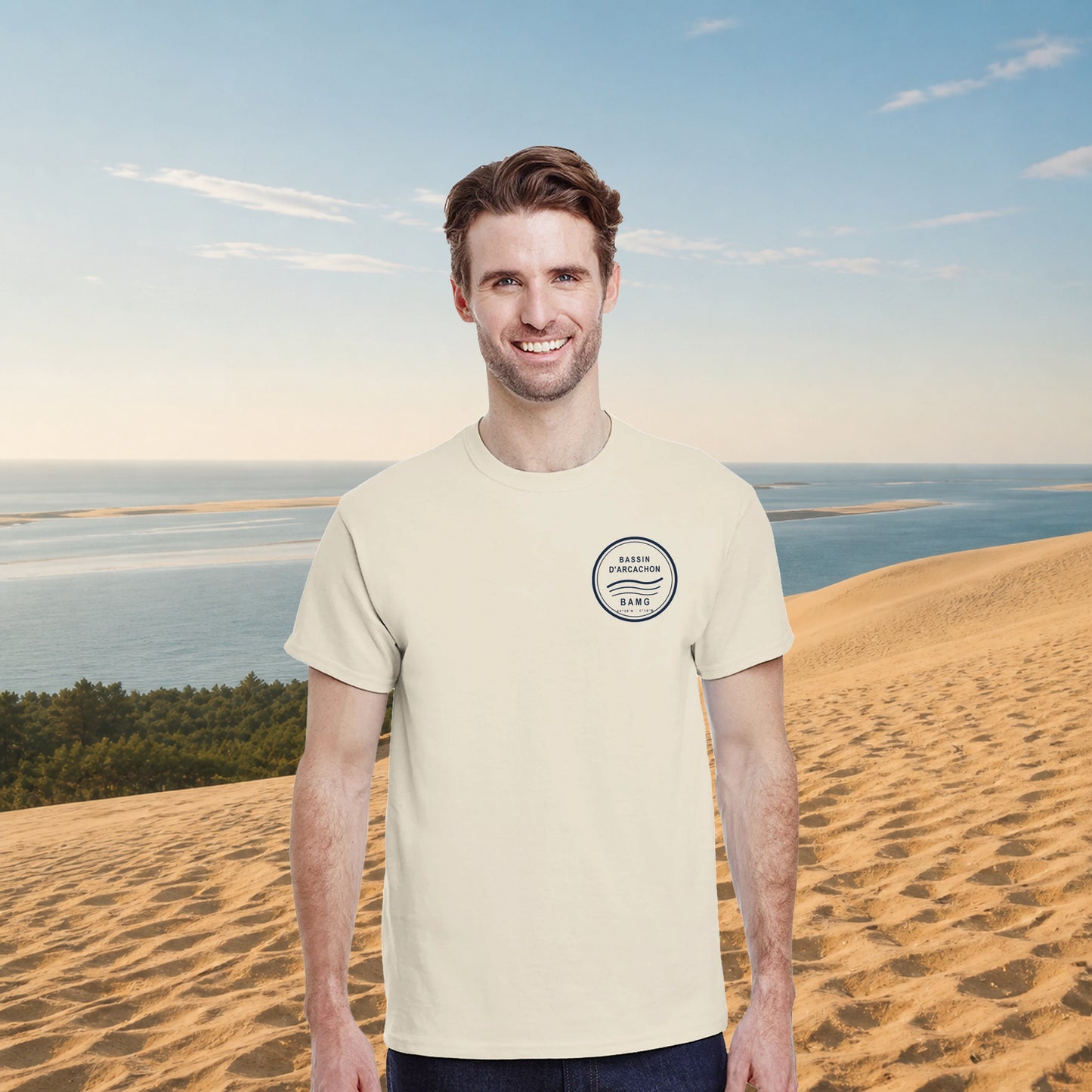 T-shirt Emblème — Sable BAMG porté devant la Dune du Pilat et le Bassin d’Arcachon