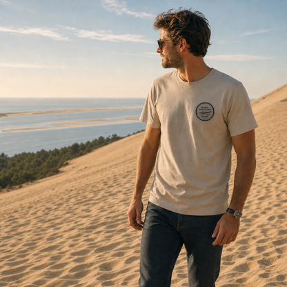 Homme portant le T-shirt Emblème Sable BAMG sur la Dune du Pilat face au Bassin d’Arcachon